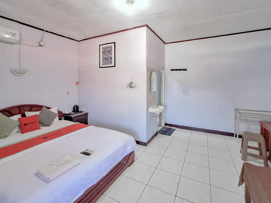 RedDoorz Syariah at Hotel Adi Sederhana near Stasiun Jatibarang