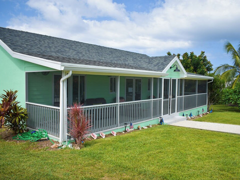 2 minute walk to Green Turtle Club/Marina. 2br, 2.5 Ba! Fully renovated 2023!