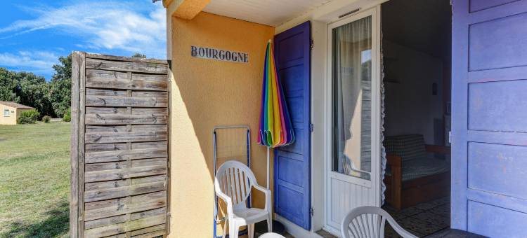 Gîte in a holiday park with swimming pool图片