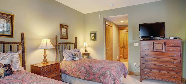 豪华2卧室公寓距离滑雪坡0英尺由RedAwning提供(Luxurious 2 Bedroom0 Feet from the Slopes! Condo by RedAwning)图片