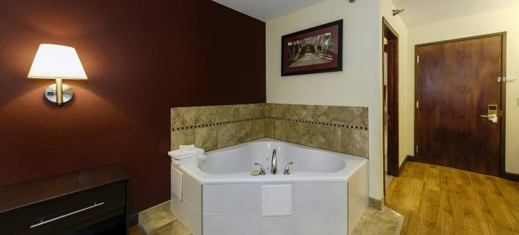 欧塞奇比奇红顶酒店-奥沙克湖(Red Roof Inn Osage Beach - Lake of The Ozarks)图片