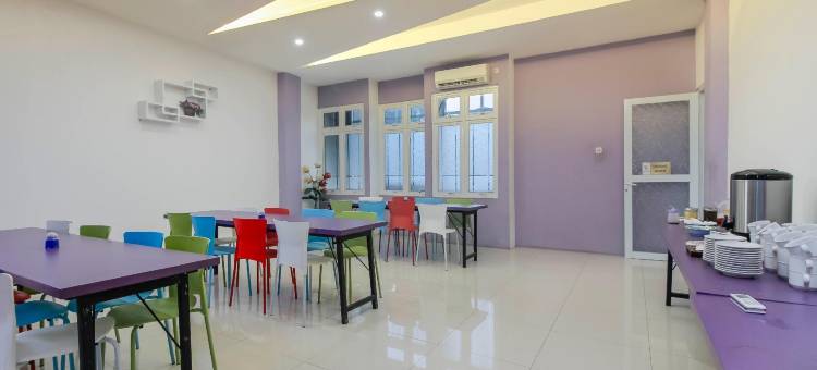 红门Plus酒店-近斯塔逊贝卡斯(RedDoorz Plus Near Stasiun Bekasi)图片
