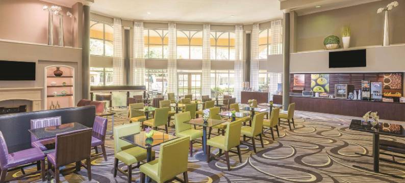 教堂山大学区拉昆塔温德姆套房酒店(La Quinta Inn & Suites by Wyndham Univ Area Chapel Hill)图片