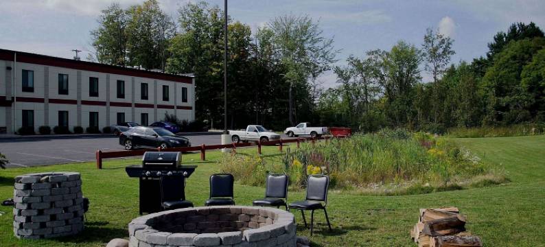 卡特吉愉夜酒店，靠近德拉姆堡(Pleasant Night Inn Carthage Near Fort Drum)图片