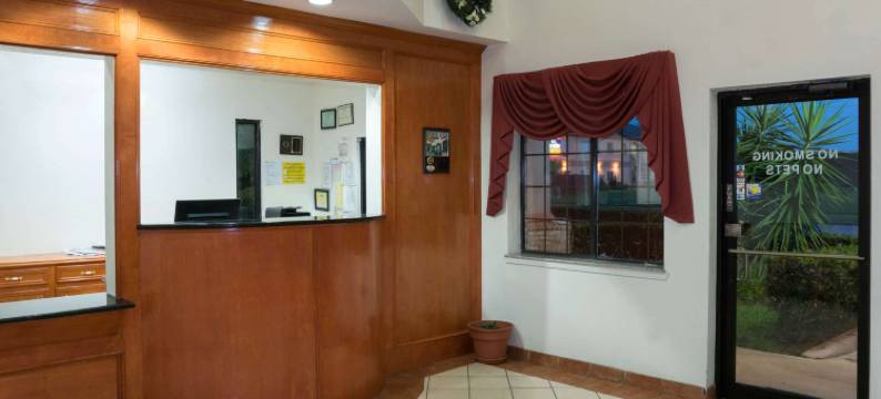 斯塔福德舒格兰地区速8酒店(Super 8 by Wyndham Stafford Sugarland Area)图片