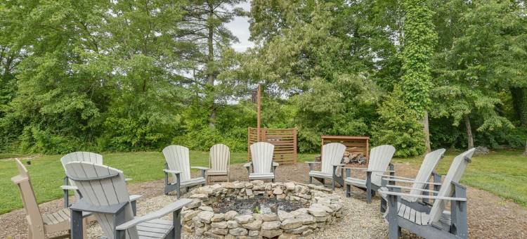 时尚平岩小屋：可使用泳池！(Flat Rock Tiny Home Fall Getaway with Grill!)图片