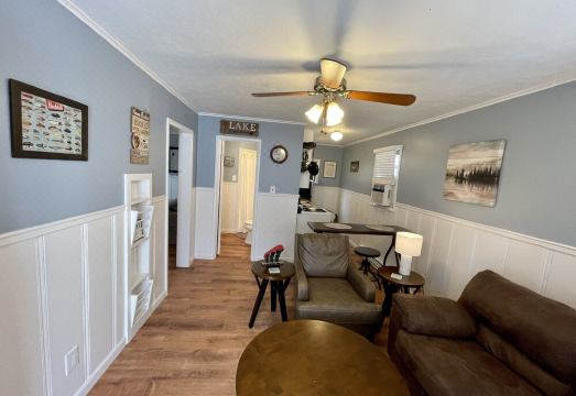 Cozy lake cottage close to everything Bull Shoals has to offer!Hotel Overview