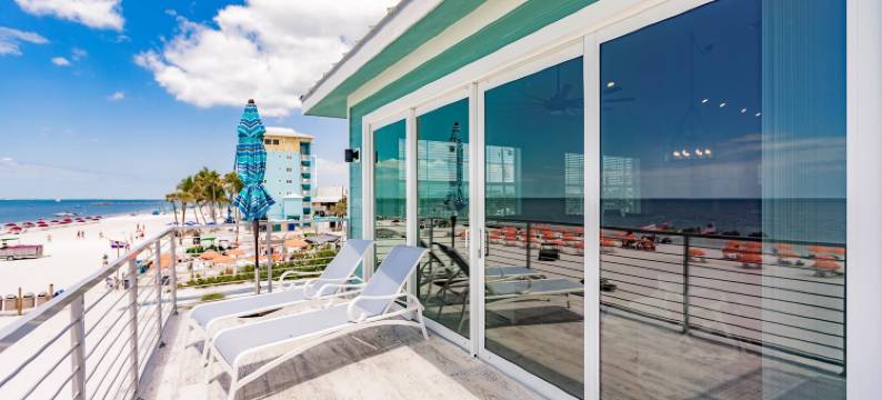 Breathtaking Ocean Views and Spacious Deck - Exquisite Beachfront Retreat图片