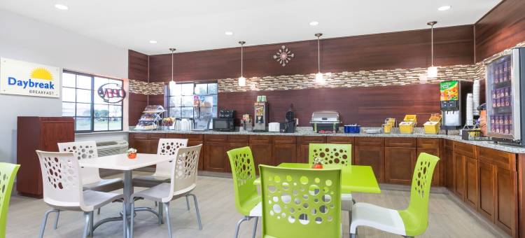 麦迪逊维尔温德姆戴斯套房酒店(Days Inn & Suites by Wyndham Madisonville)图片