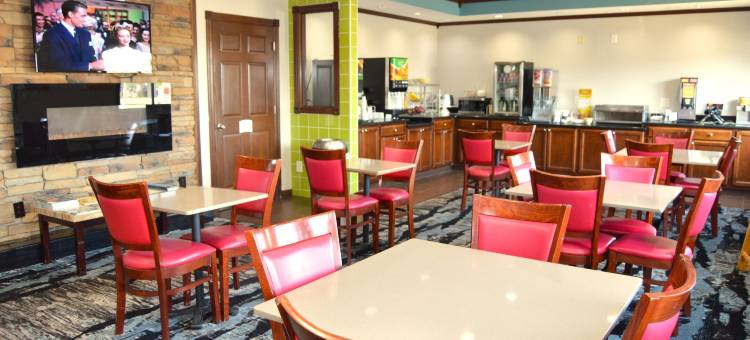 科拉尔维尔爱荷华河兰丁凯艺酒店(Quality Inn Coralville - Iowa River Landing)图片