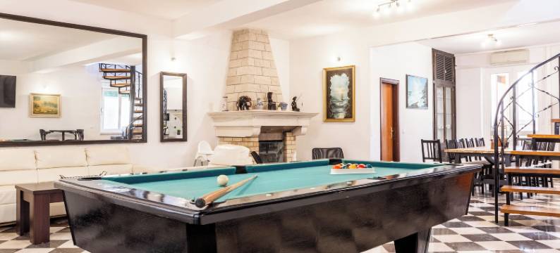 市中心的德拉甘石屋(Stone house Dragan in the very center, with pool table, two balconies and the sea view)图片