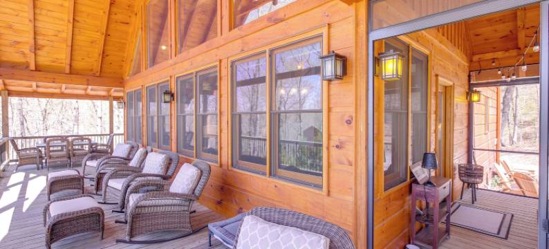 带露台和热水浴缸的豪华矿石山舱！(Luxury Mineral Bluff Cabin with Deck and Hot Tub!)图片