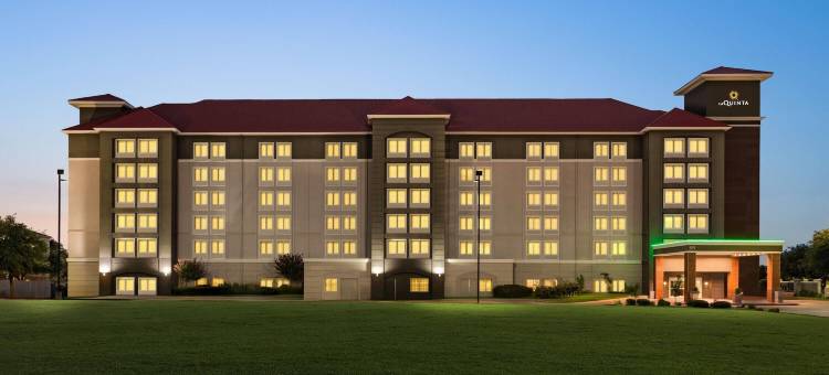 阿林顿北六旗通道拉昆塔温德姆套房酒店(La Quinta Inn & Suites by Wyndham Arlington North 6 Flags Dr)图片