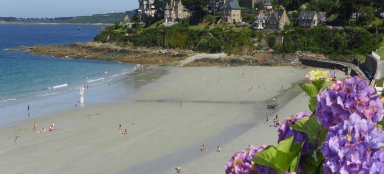 Stone House in Brittany near Sandy Beaches图片