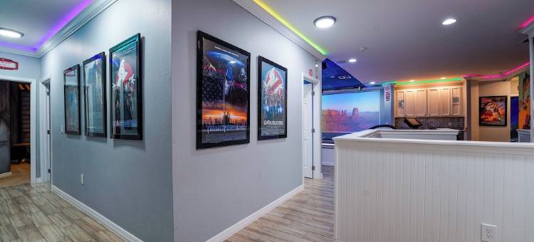 Famous Bowling House Sleeps 36 Free Early Check in/Late Check Out When Available图片