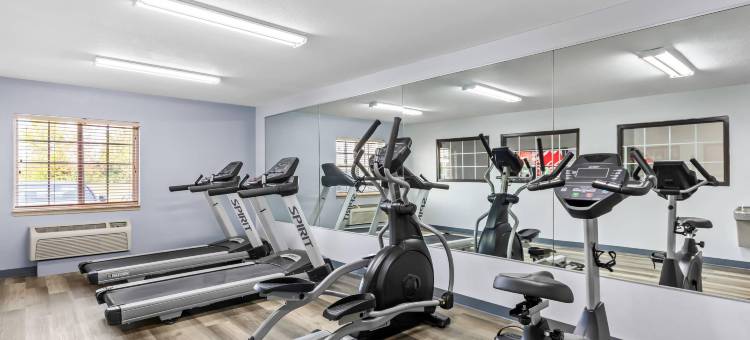 克拉克斯维尔-路易维尔北郊区套房酒店(Suburban Studios Clarksville-Louisville North)图片