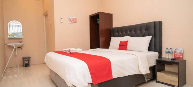 红多兹伊斯兰酒店-近诗都阿佐力宝广场(RedDoorz Syariah Near Lippo Plaza Sidoarjo)图片