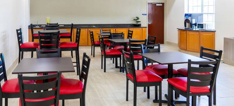萨凡纳-I-95红顶PLUS+套房酒店(Red Roof PLUS+ & Suites Savannah - I-95)图片