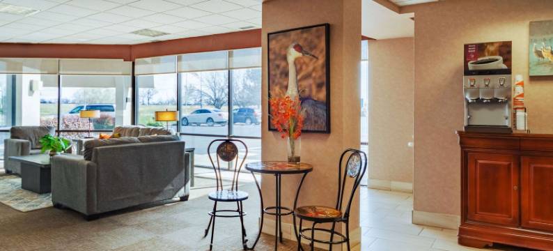 I-80 格兰德艾兰郊区开放式客房(Suburban Studios I-80 Grand Island)图片