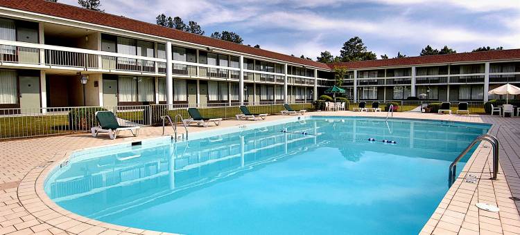 南派恩斯派恩赫斯特温德姆戴斯酒店及会议中心(Days Inn & Conf Center by Wyndham Southern Pines Pinehurst)图片