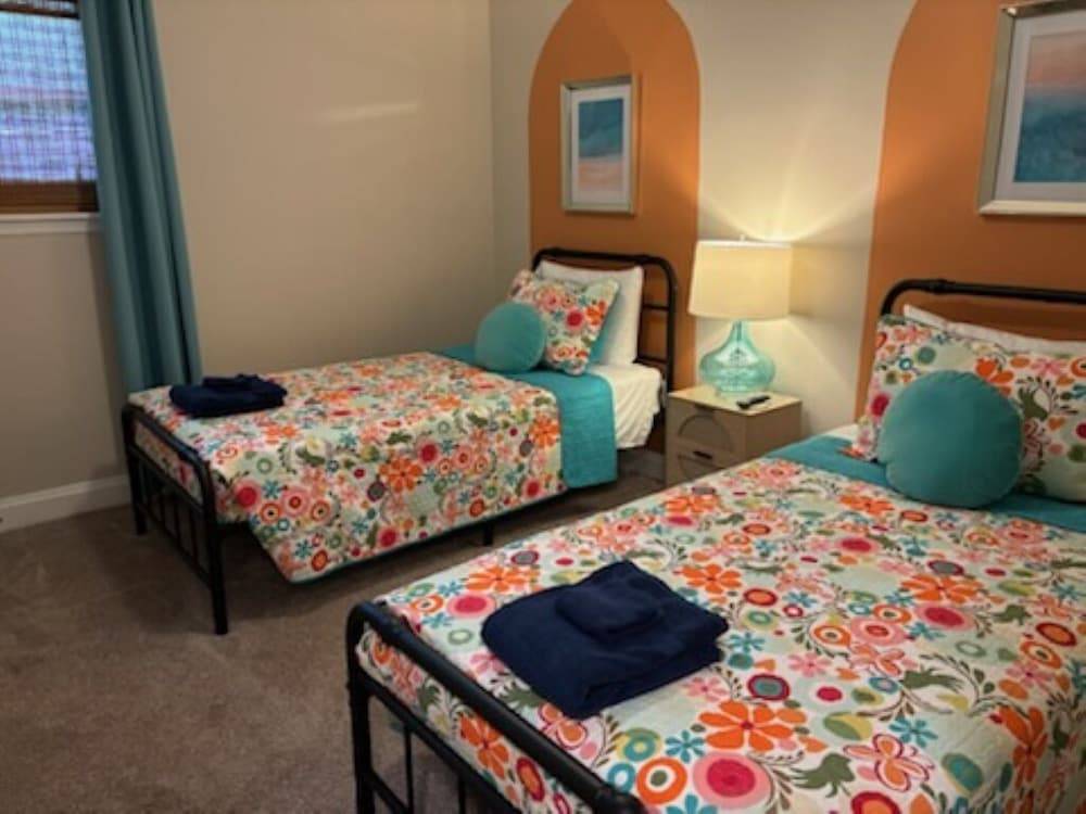 The Coastal Haven / King Bed / WIFI / Near Shopping & Dining