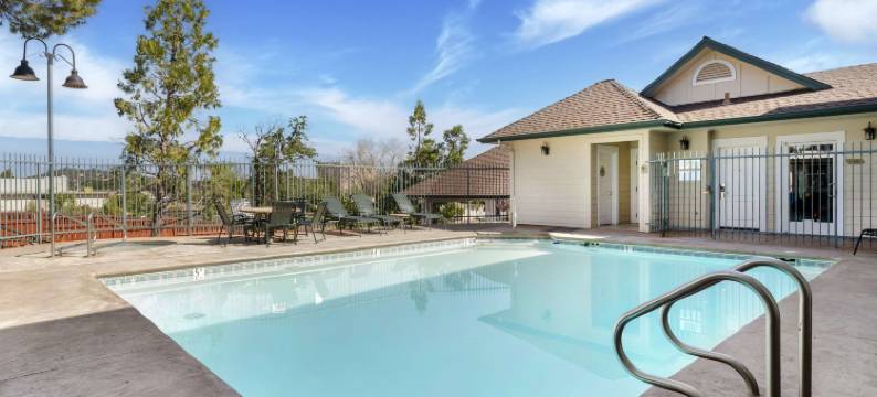 雪松贝斯特韦斯特酒店(Best Western Cedar Inn  Suites)图片