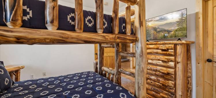 壮观的带热水浴缸壁炉按摩浴缸的家(Hawks Nest by Beyond Expectations W Hot Tub)图片