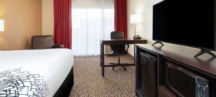 克利尔沃特中心拉昆塔温德姆酒店(La Quinta Inn by Wyndham Clearwater Central)图片