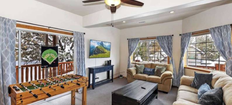 Avantstay的禅宗洞穴中大熊理想位置的娱乐之家配有热水浴缸(Zen Den by AvantStay Entertainers Home in Ideal Big Bear Location w Hot Tub)图片