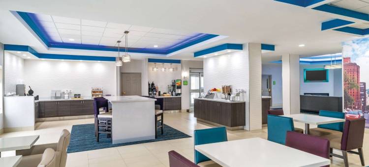 莱瑟姆奥尔巴尼机场拉昆塔温德姆套房酒店(La Quinta Inn & Suites by Wyndham Latham Albany Airport)图片