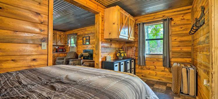 赖特城小木屋，带火坑+森林景观！(Wright City Cabin w/ Fire Pit + Forest Views!)图片