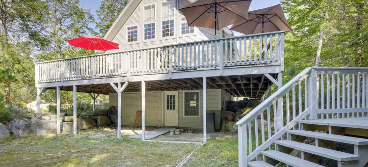 Frye岛湖畔和海滩通道的家庭木屋！(Frye Island Family Cabin with Lake & Beach Access!)图片