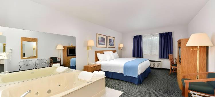 塔夸梅侬村美洲佳值酒店(Americas Best Value Inn Tahquamenon Country)图片