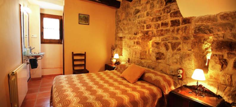 Mansion in La Llacuna with Pool & Mountain Views图片