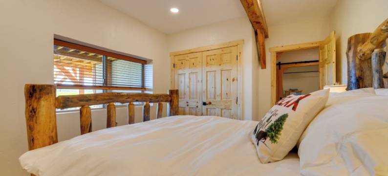 距塔尔吉滑雪区23英里：带热水浴缸的费尔特小屋！(23 Mi to Targhee Skiing: Felt Cabin w/ Hot Tub!)图片