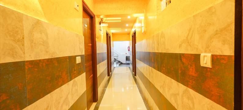 FabHotel Royal N Comforts图片