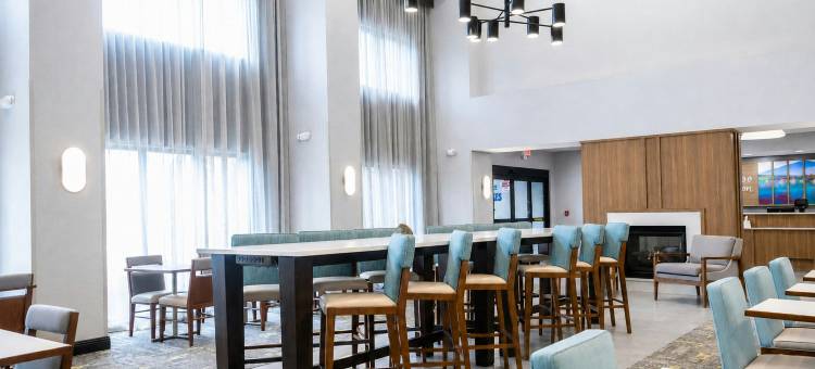 芝加哥圣查尔斯欢朋套房酒店(Hampton Inn & Suites Chicago/St. Charles)图片