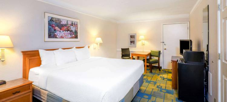 法明顿拉昆塔温德姆酒店(La Quinta Inn by Wyndham Farmington)图片