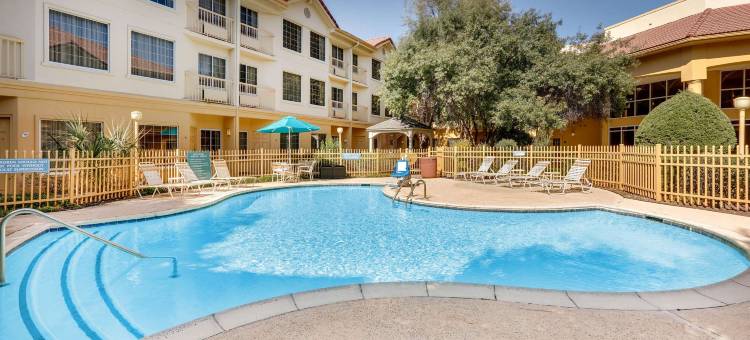 达拉斯艾迪生广场拉昆塔温德姆套房酒店(La Quinta Inn & Suites by Wyndham Dallas - Addison Galleria)图片