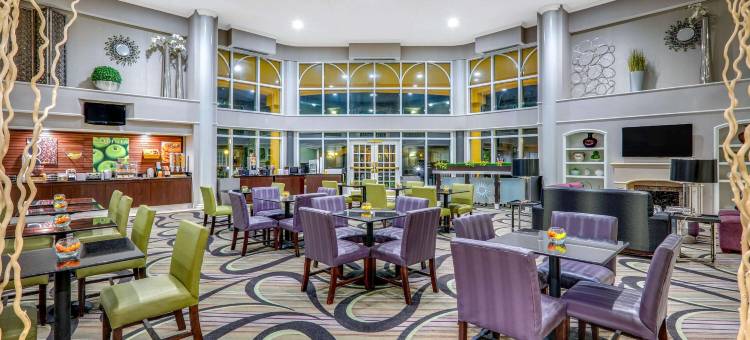 达拉斯艾迪生广场拉昆塔温德姆套房酒店(La Quinta Inn & Suites by Wyndham Dallas - Addison Galleria)图片