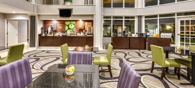 达拉斯艾迪生广场拉昆塔温德姆套房酒店(La Quinta Inn & Suites by Wyndham Dallas - Addison Galleria)图片