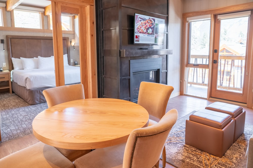 Moose Hotel and SuitesOver view