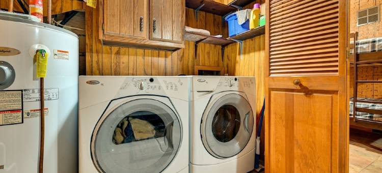 宽敞的Campbellsville小屋配有游泳池和热水浴缸！(Spacious Campbellsville Cabin w/ Pool & Hot Tub!)图片