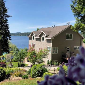 Lakefront Paradise-Sleeps 21+, Dock, Hot Tub, Games, Kayaks, Playground & more!