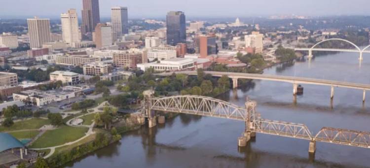 Stainless Appliances and Fenced Yard with Fire Pit - Elegant Modern Haven图片
