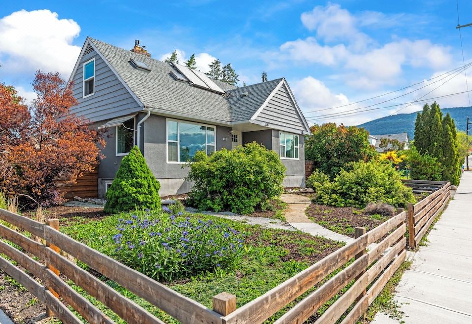 Heritage Retreat: Hot Tub, Private Yard, Firepit, Sleep 10 Hotel Overview