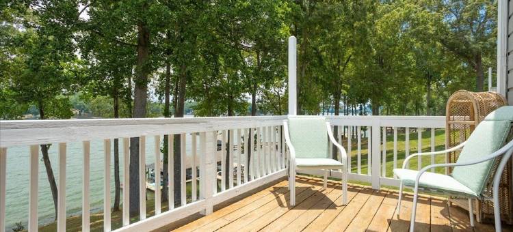 湖畔静居史密斯山湖度假屋. 带顶棚船泊位 + 皮划艇(Lakefront Retreat at Smith Mountain Lake. Covered Boat Slip + Kayaks)图片
