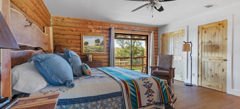 瓜达卢佩布拉夫原木小屋4卧室住宅 by RedAwning(Guadalupe Bluff Log Cabin 4 Bedroom Home by Redawning)图片