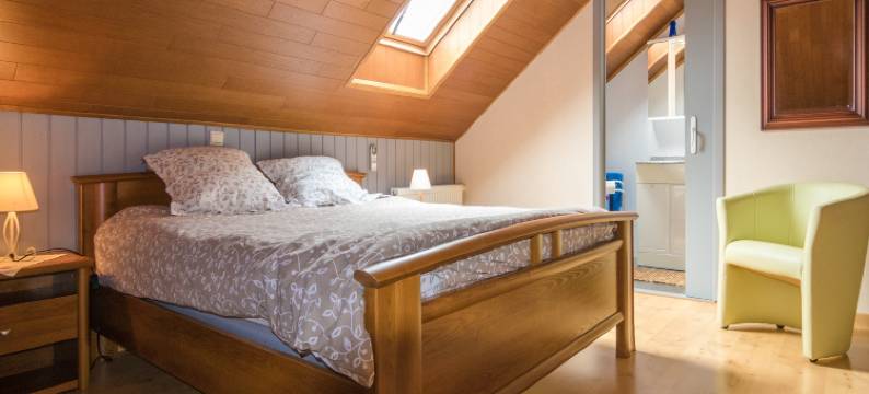 Modern holiday home with swimming pool图片