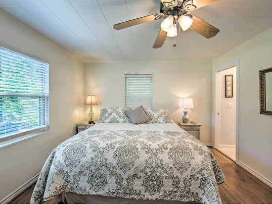 湖霍金斯的宁静之家，配有皮划艇和码头！